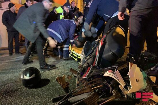Bakıda motosiklet qəza törətdi: xəsarət alanlar var - FOTO