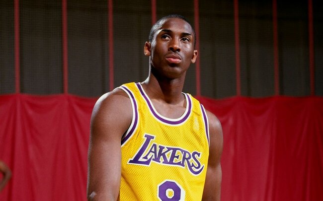 Helikopter qəzasında ölən basketbolçunun geyindiyi ilk forma rekord qiymətə satılıb