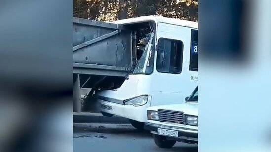 Bakıda sərnişin avtobusu yük maşınına çırpıldı - VİDEO