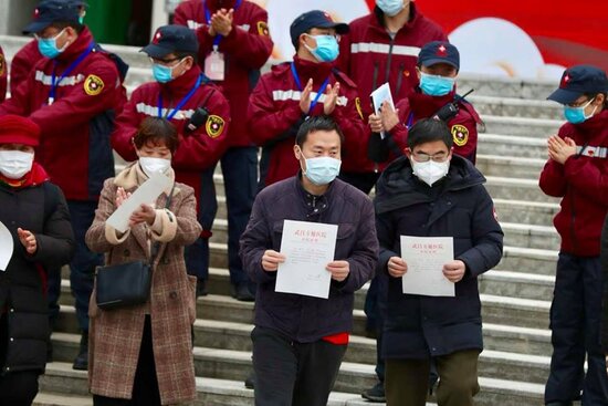 Koronovirusa yoluxan ilk 23 xəstə evə buraxıldı- FOTOLAR