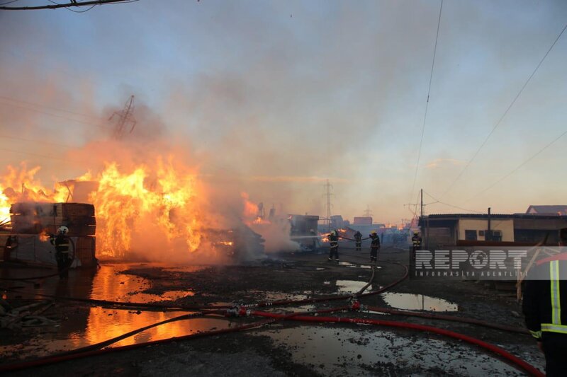 Bakıda taxta bazarında baş verən yanğın yerindən FOTOLAR