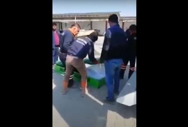 Tabutun ağzını açan işçilər ŞOKA DÜŞDÜLƏR: GÖRÜN NƏ ÇIXDI - VİDEO