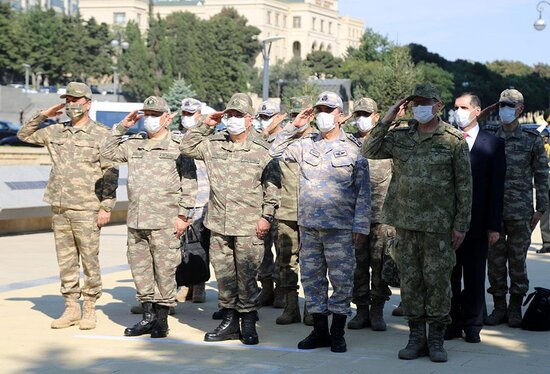 Türkiyənin Müdafiə naziri Fəxri xiyabanı ziyarət etdi