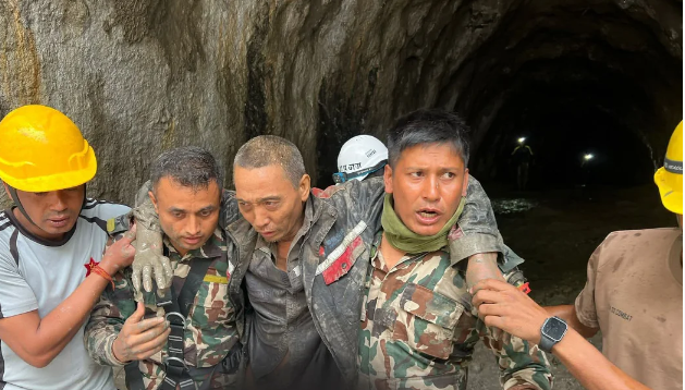 On bir gün sonra möcüzə: Nepal fəlakətindən daha bir nəfər sağ tapıldı