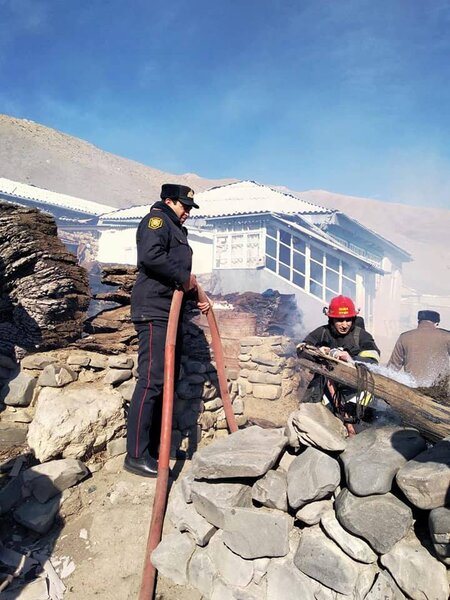 Polislər yanan evləri belə söndürdülər-FOTOLAR