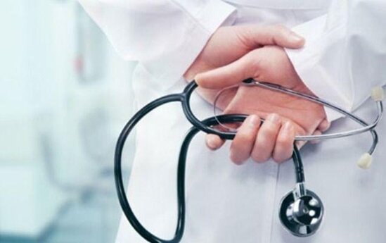 Azərbaycanda saxta vaksin sənədi hazırlayan həkimlə bağlı qərar verildi