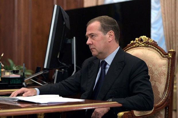 Medvedev: "Rusiya Ukrayna ərazisinə nüvə zərbəsi endirə bilər"