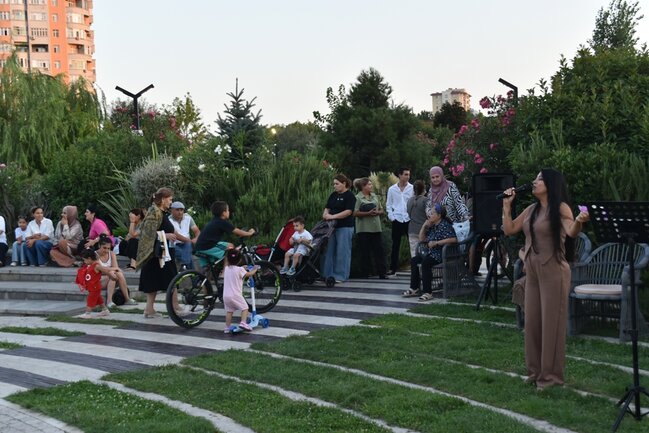Paytaxtda yenə axşam konsertləri təşkil edildi - Fotolar