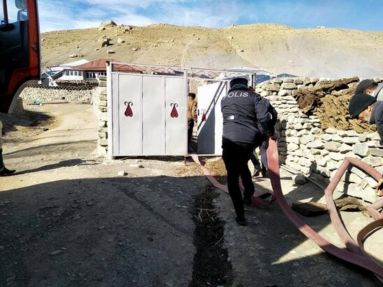 Polislər yanan evləri belə söndürdülər-FOTOLAR