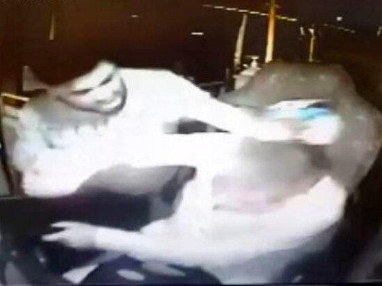 Sərnişindən maska taxmasını tələb edən avtobus sürücüsü amansızcasına döyüldü - VİDEO