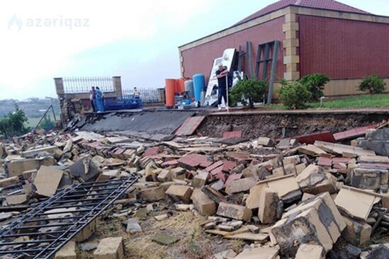 Gəncədə xəstəxananın hasarının uçması qaz xəttini yararsız hala salıb - FOTO
