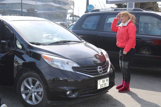 1 manatlıq taksi sürən 50 yaşlı qadın: "Günə 120 manat qazana bilirəm"- VİDEOREPORTAJ/ FOTOLAR