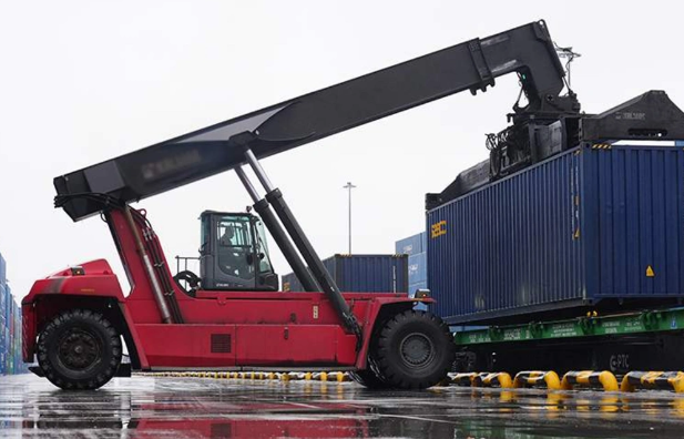 Kanada polad idxalına 50 faiz vergi tətbiq etdi