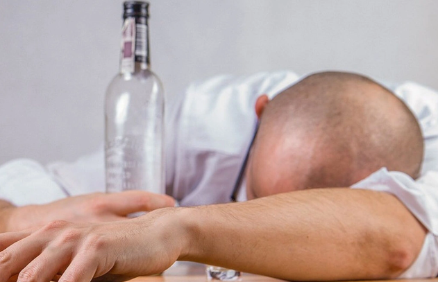 Bakıda sərxoş ata qızını təpiklədi