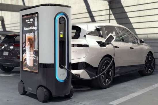 Elektomobillərin şarjı üçün dünyada ilk robot yaradıldı - VİDEO