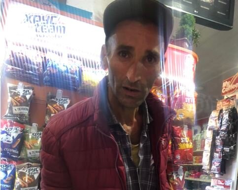 Polis anasını baltalayan oğlanı axtarır