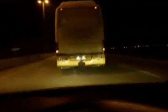 Magistral yolda avtobus "şousu" - Minik avtomobili 150 ilə çata bilmir / VİDEO