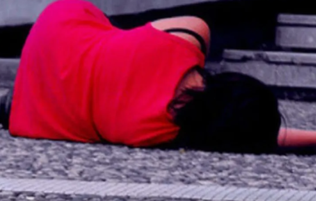 Ana körpəsi ilə binadan yıxılıb öldü