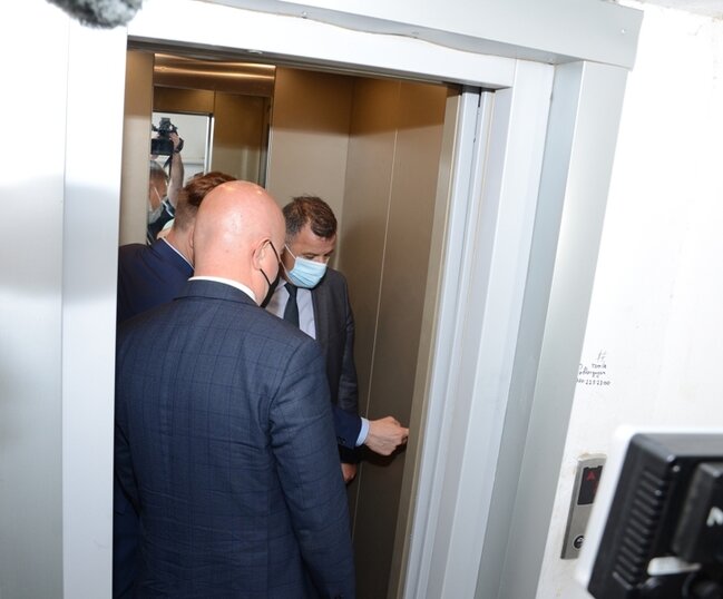 Alman mütəxəssis paytaxtda yeni liftlərin quraşdırılması ilə tanış olub