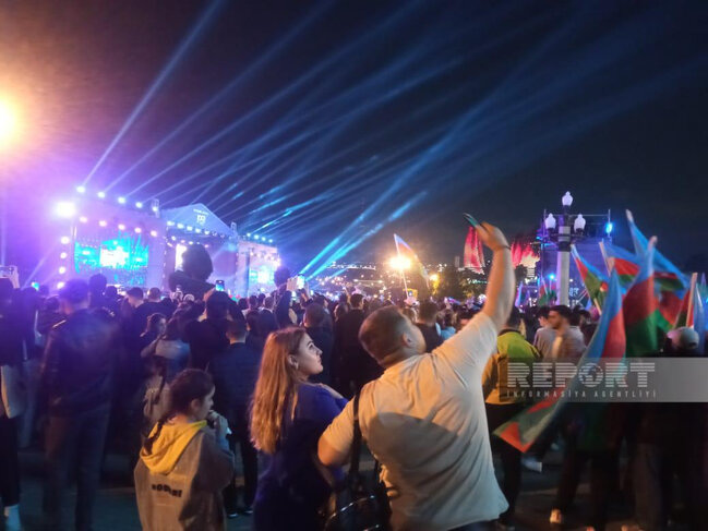 Bakıda Heydər Əliyevin 100 illik yubileyi ilə əlaqədar atəşfəşanlıq olub - FOTO