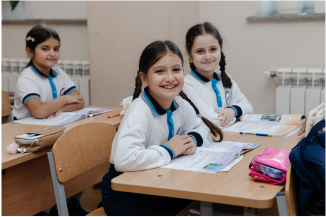 Məktəb həyatı məşhur fotoqrafın obyektivində: Cəlal Kəngərli məktəblilərin bir gününü lentə alıb