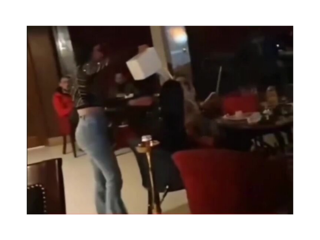 Sevgilisinin xəyanət etdiyi qıza hücum ETDİ: Görün nə hala saldı - VİDEO