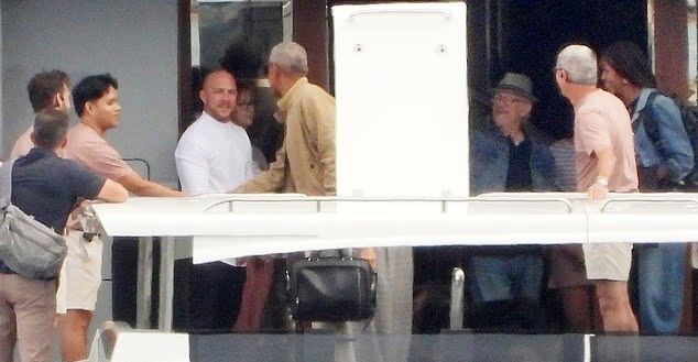 Obamanın arvadı bu məşhurla yaxtada: Gizli çəkilən FOTOLAR