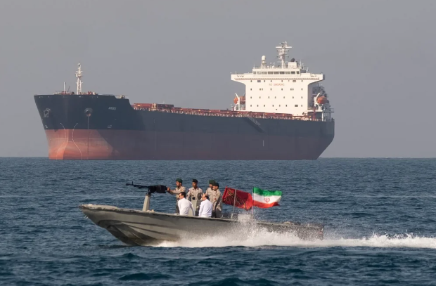 KİV: Hörmüz boğazında iki ticarət gəmisi atəşə tutulub