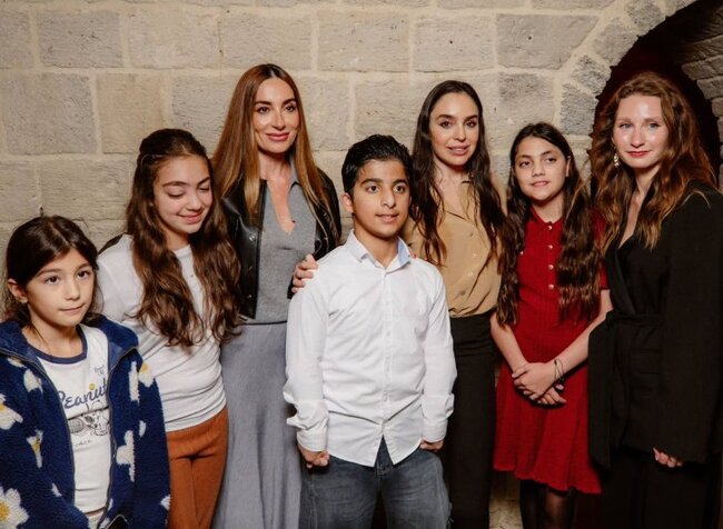 Leyla və Arzu Əliyevalar qızları ilə sərgidə... - Fotolar