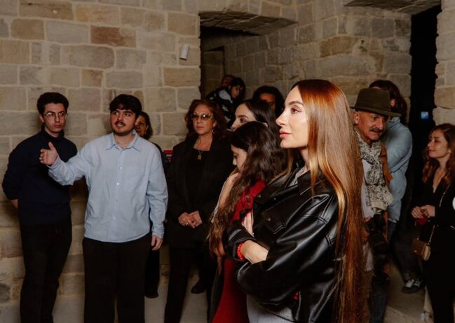 Leyla və Arzu Əliyevalar qızları ilə sərgidə... - Fotolar