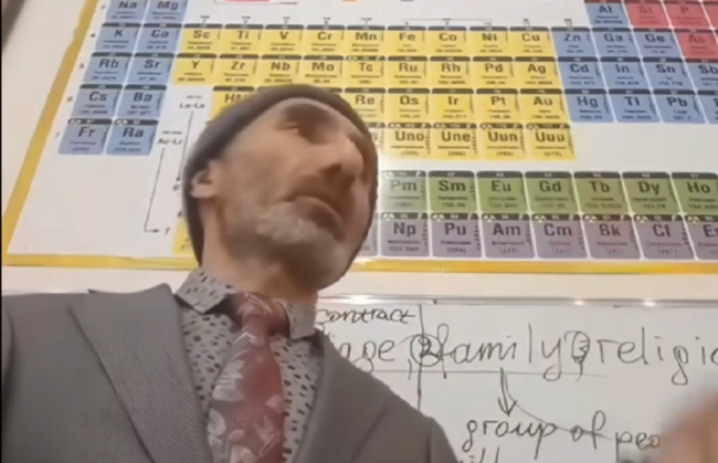 İngilis dili müəllimi danışığı ilə DİQQƏT ÇƏKDİ - VİDEO