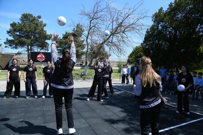 "DH Volley" komandası voleybol meydançası inşa edib - Şəkillər
