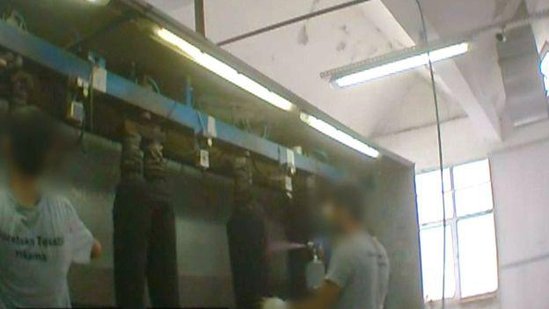 ŞOK ARAŞDIRMA : Qaçqın uşaqlar tanınmış brendlər üçün paltar tikirlər - FOTO