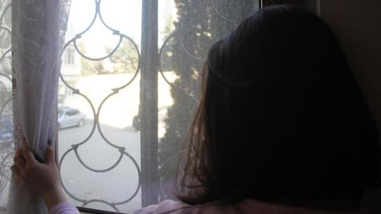 Bakıda FİLM KİMİ OLAY: Boşanmaq üçün məhkəməyə gedən qadın icra məmurundan hamilə qaldı