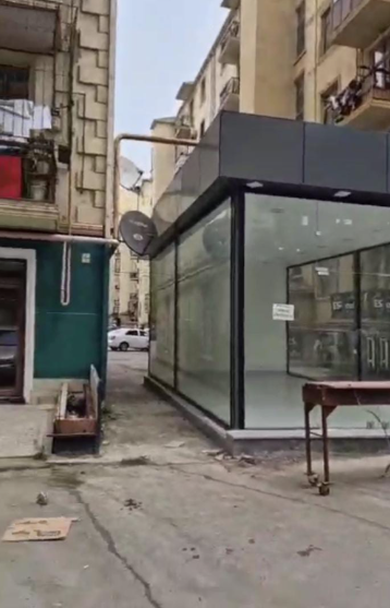 AAAF Parkda yolu bağlayıb, mağaza tikdilər (VİDEO)