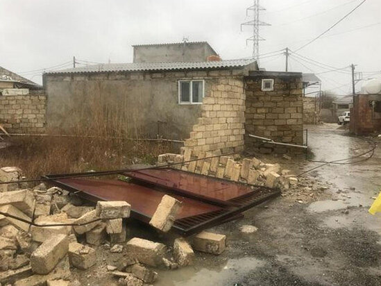 Azərbaycanda külək evin hasarını AŞIRDI: 1 uşaq ölüb, ikisi yaralanıb