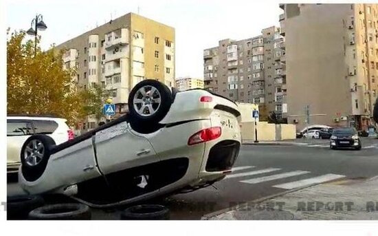 Bakıda avtomobil aşdı - FOTO