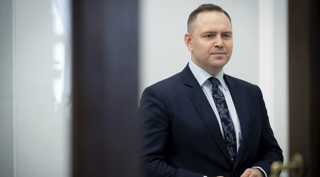 Polşada prezidentliyə namizəd canlı yayımda qadağan olunmuş maddədən istifadə etdi