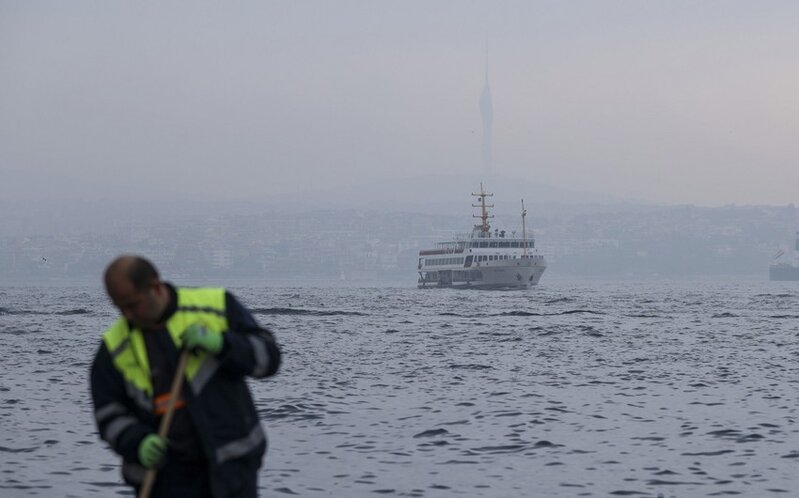 Bosfor boğazında duman səbəbindən gəmilərin hərəkəti dayandırılıb