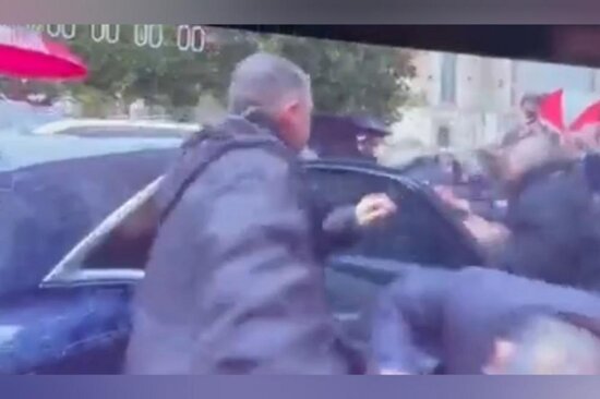 Prezidentliyinə namizədi yumurta ilə vurdu və... - VİDEO