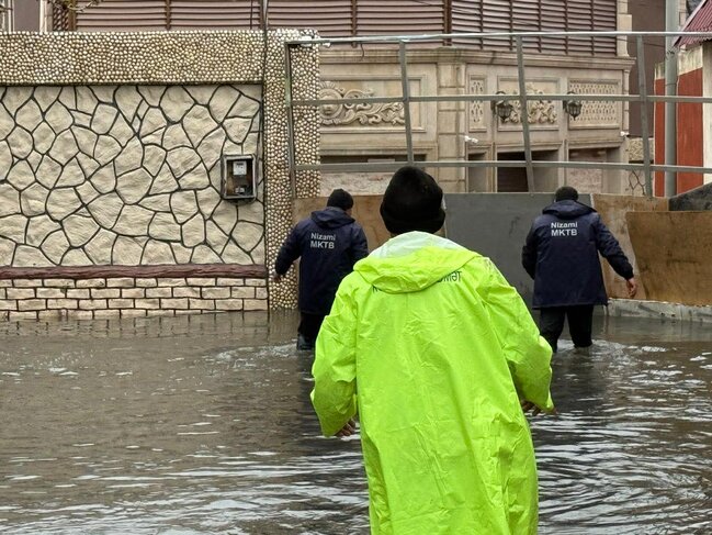 Bakıda intensiv yağışlar fəsadlar törətdi: qurumlar gücləndirilmiş rejimdə işləyir