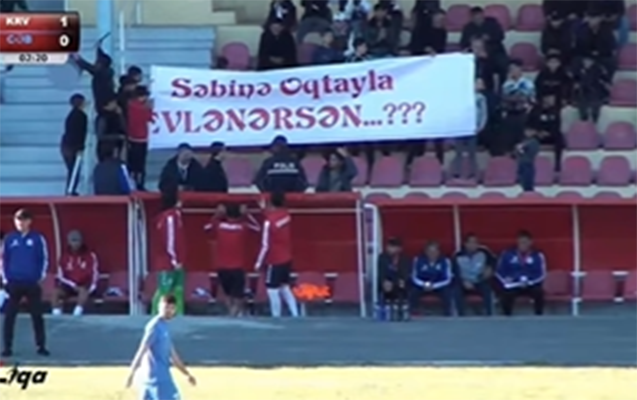 Stadionda evlilik təklif etmişdi, nişanlandılar - Video