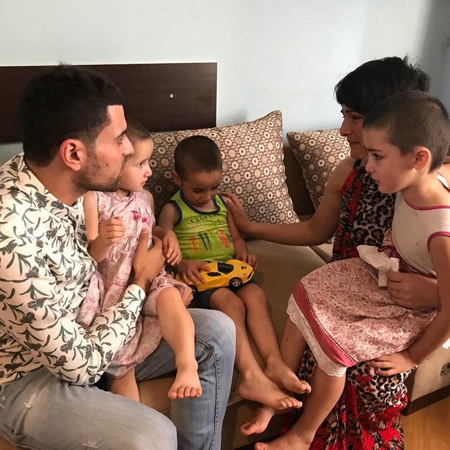 3 uşağını atıb başqasına qaçan ana barədə QƏRAR VERİLDİ