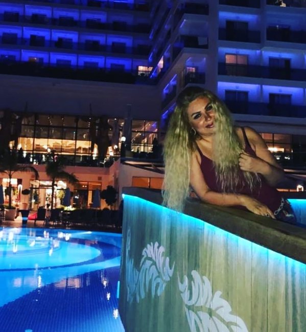 50 yaşlı Könül Kərimova qısa şortikdə - FOTO