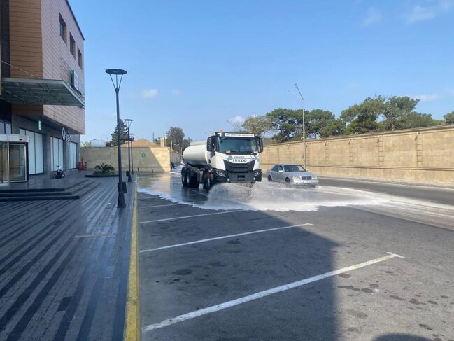 Bu günkü iməclikdə Bakının 556 küçəsi yuyuldu - FOTO