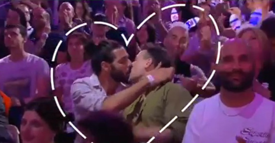 "Eurovision"un ilk gecəsində "gey"lərin öpüşməsi qalmaqal yaratdı - VİDEO