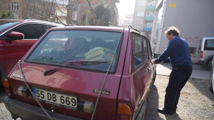 Oğrulardan bezərək avtomobilini zəncirlədi