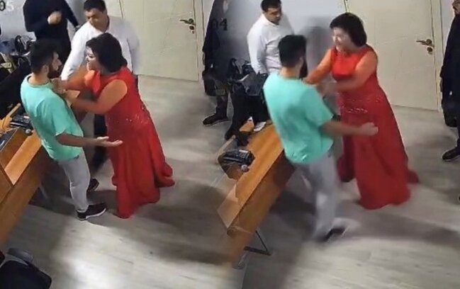 Aşıq Telli ARB TV-nin əməkdaşına hücum etdi (VİDEO)