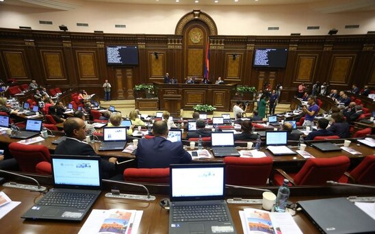 Ermənistan parlamentində etiraz aksiyası keçirildi