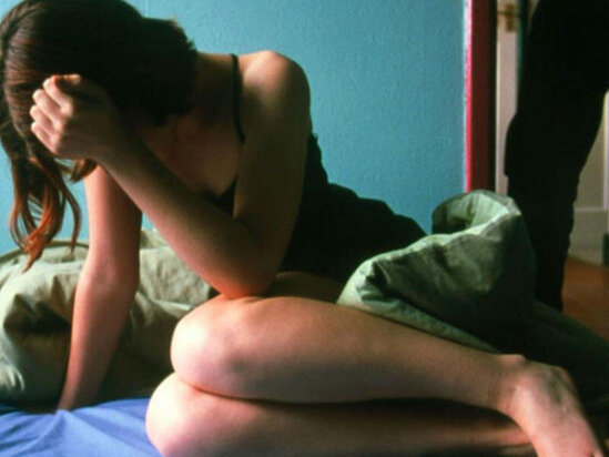 Yağışdan sığınmaq üçün girdiyi evdə təcavüzə məruz qaldı - FOTO